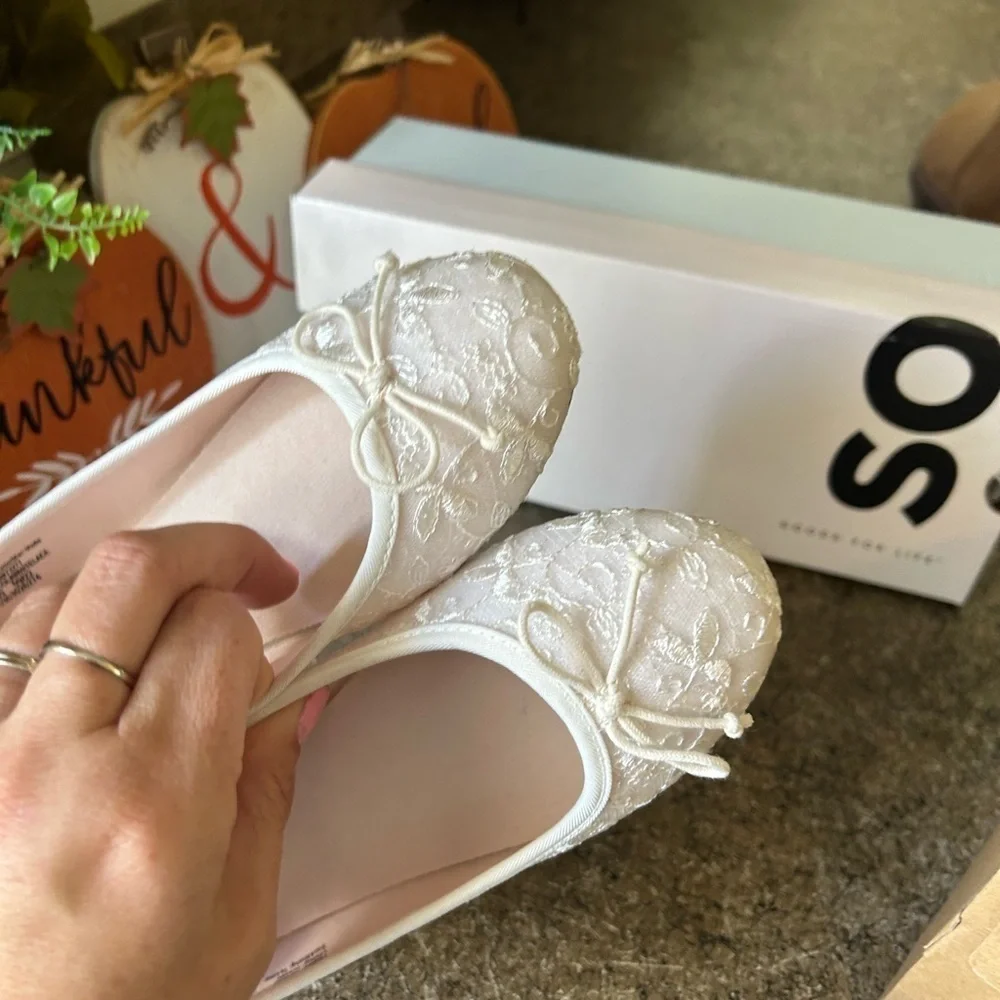 NIB SO Size 2 PENSACOLA White lace flats
